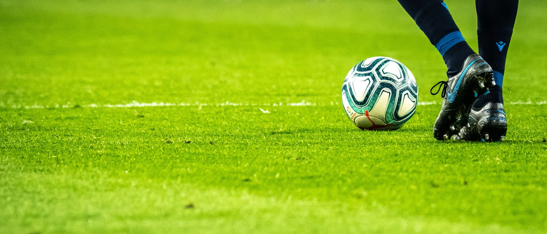 Jovens atletas moçambicanos a correr em campo de treino